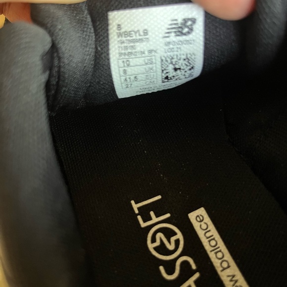 New Balance Womens Beaya Black with Gold Metallic Size 10 - Picture 8 of 9